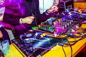 DJ_Spinning_tunes-24