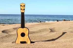 guitar-in-the-sand_571709050