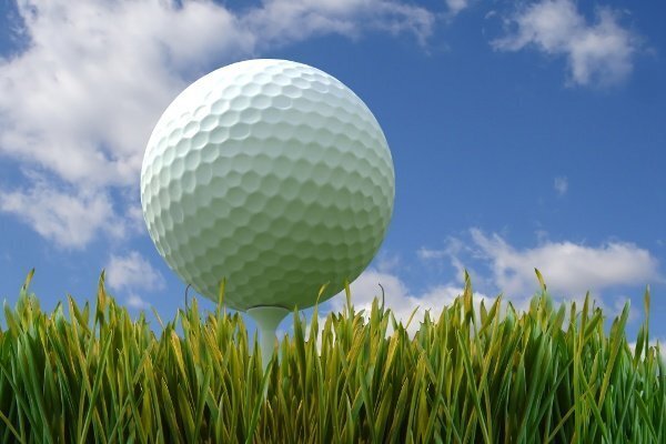 golf_close_up_ball_on_tee_16112461-1