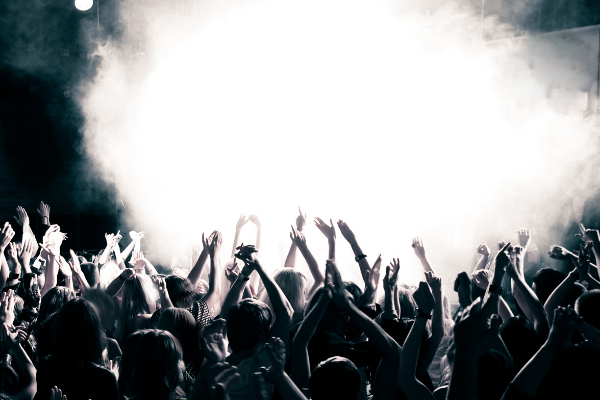 concert-crowd-smoke-machine