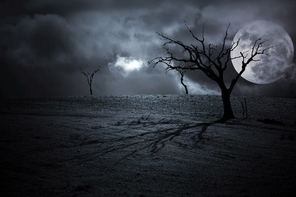 halloween_full_moon_rising_over_desolite_field