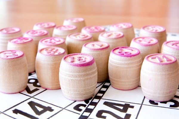 bingo_pieces_and_card_48523702-1