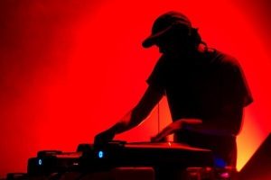 band_silouette_of_dj_turntable_red_background