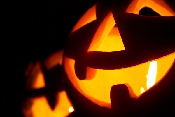 halloween_scary_pumpkins_at_night